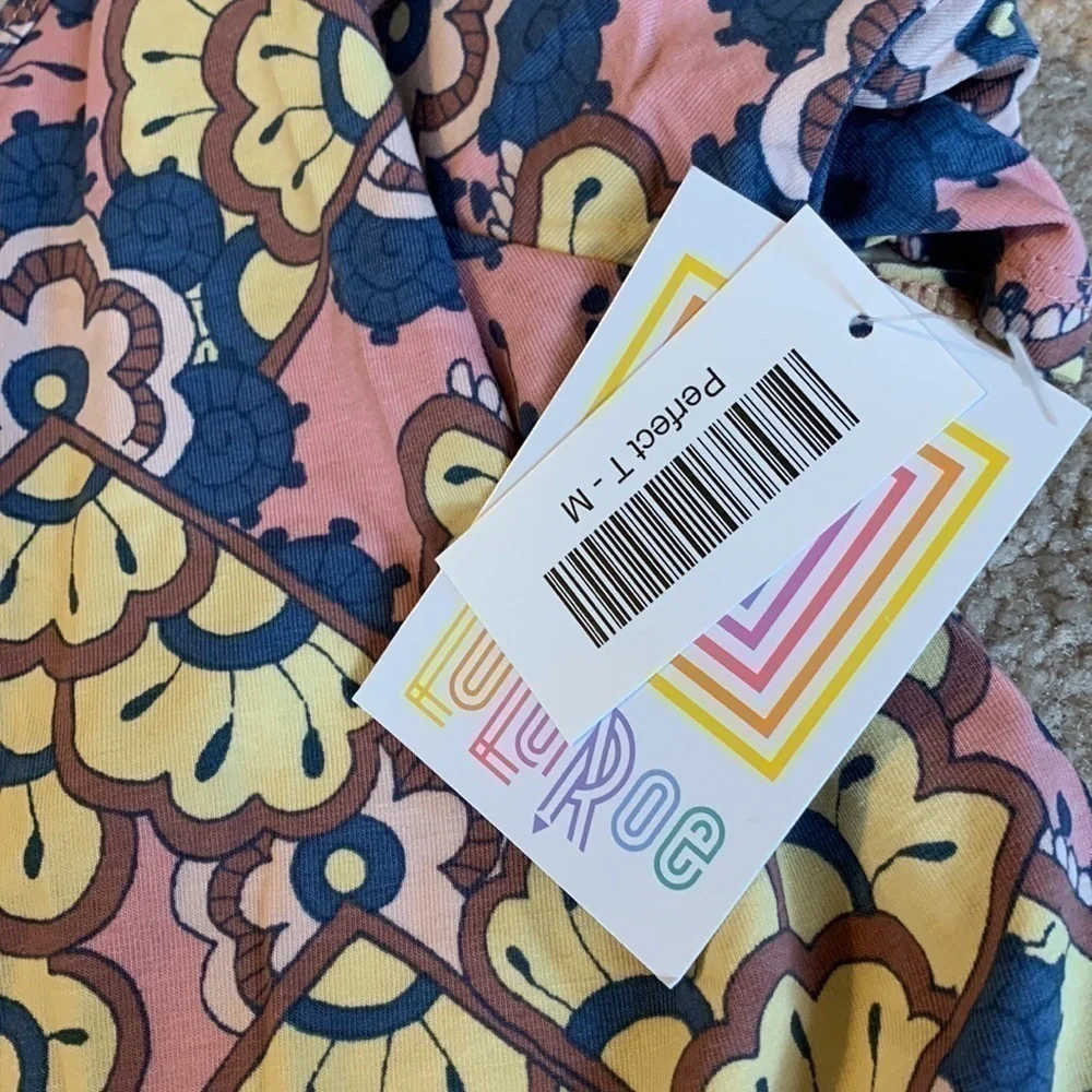 𝅺NWT Lularoe Perfect T Size Medium